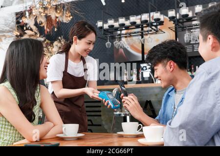 Giovani amici in un caffè bere caffè Foto Stock