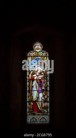 Vetrate di Cristo il buon pastore nella chiesa parrocchiale di tutti i Santi, Hinton Ampner, Upper Itchen benefice, Bramdean, Alresford, Hants Foto Stock