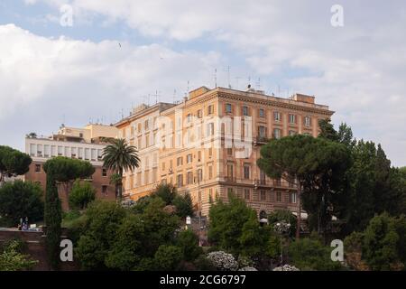 Roma, Italia - 27 giugno 2010: Uno degli edifici classici e unici che si affacciano sul Colosseo, Roma. Foto Stock