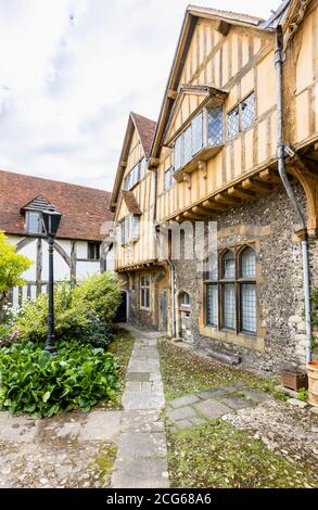 Cheyney Court sul lato est del Prior's Gate: Case storiche in legno all'ingresso della Cattedrale vicino a Winchester, Hampshire, Inghilterra meridionale Foto Stock