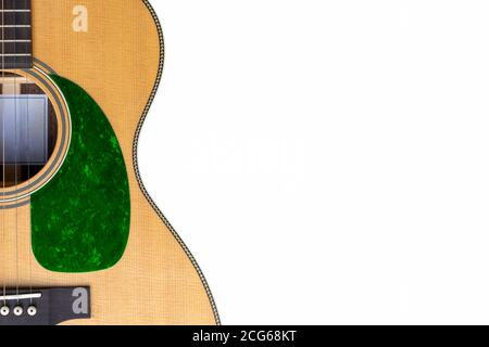 Sitka chitarra acustica verde pickguard su sfondo bianco con spazio di copia Foto Stock