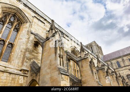 Contrafforti volanti e lavori in pietra sul lato sud dell'esterno della Cattedrale di Winchester a Winchester, Hampshire, Inghilterra meridionale Foto Stock