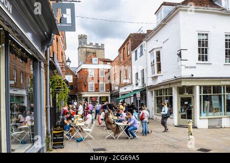 Ristoranti e bevande all'aperto socialmente distanziati a pranzo in The Square, nel centro storico pedonale di Winchester, Hants, Inghilterra meridionale Foto Stock