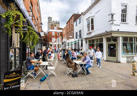 Ristoranti e bevande all'aperto socialmente distanziati a pranzo in The Square, nel centro storico pedonale di Winchester, Hants, Inghilterra meridionale Foto Stock