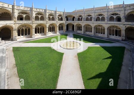 Cortile nel Chiostro, Monastero degli Ieronimiti, Mosteiro dos Jeronimos, Belem, Lisbona, Portogallo Foto Stock