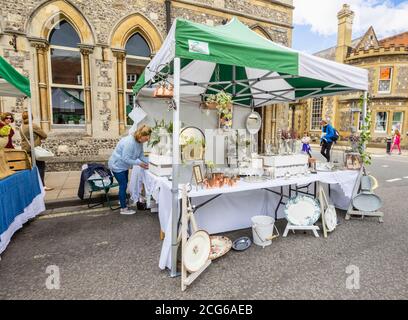 Bancarelle in un mercato di strada di domenica in Lower High Street e Broadway, Winchester, Hampshire, Inghilterra meridionale Foto Stock