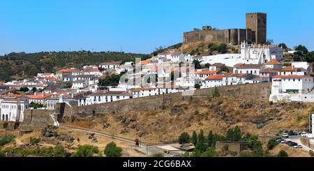 Vista sul Castello di Mertola e sulla Chiesa di Santa Maria, Mertola, Alentejo, Portogallo Foto Stock