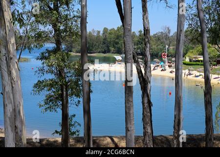 Spiaggia di fiume, lago artificiale di Tapada Grande, Mina de Sao Domingo, distretto di Mertola, Alentejo, Portogallo Foto Stock