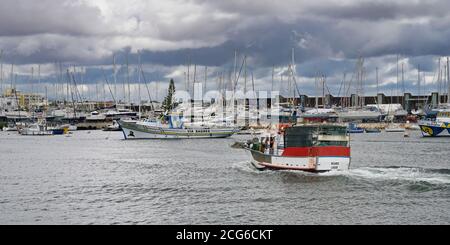 Barca da pesca che entra nel porto di Lagos, Algarve, Portogallo Foto Stock