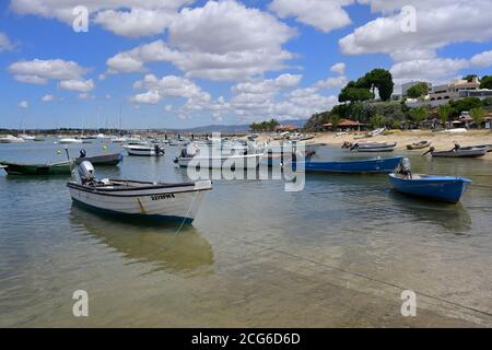 Porto di pesca e barche di Alvor, comune di Portimao, Algarve, Portogallo Foto Stock