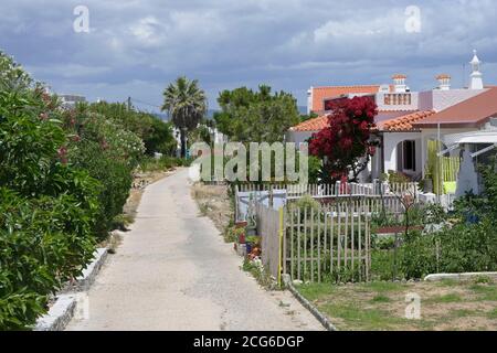 Farol Village strade pedonali, Isola di Culatra, Olhao, Algarve, Portogallo Foto Stock