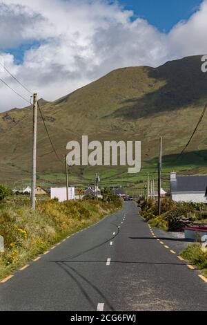 Strada attraverso la penisola rurale di Dingle, Contea di Kerry nella Repubblica d'Irlanda Foto Stock