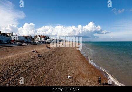 Ampia vista angolare del Royal Hotel e della spiaggia Deal, dal molo Foto Stock