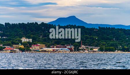 Vista di Burlington, Vermont Waterfront da una barca a vela sul lago Champlain con Camel's Hump montagna sullo sfondo Foto Stock