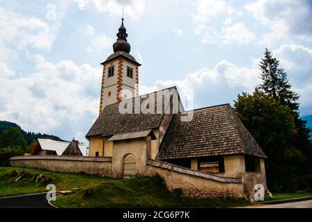 Chiesa panoramica sul Lago di Bohinj in Slovenia Foto Stock