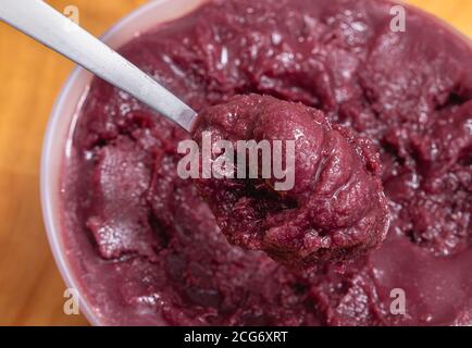 Congelato acai whit guaraná ( Açaí congelado com guaraná ). Cibo brasiliano. Foto Stock