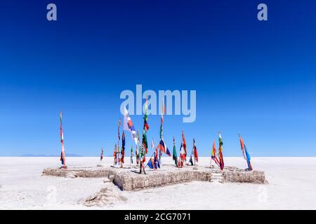 Varie bandiere su Uyuni Salt Flat, Altiplano, Bolivia Foto Stock