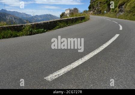 La strada che conduce alla cima del passo Aubisque (col d'Aubisque) nella catena montuosa dei Pirenei. Ecco l''Hotel des crêtes blanches''. Foto Stock