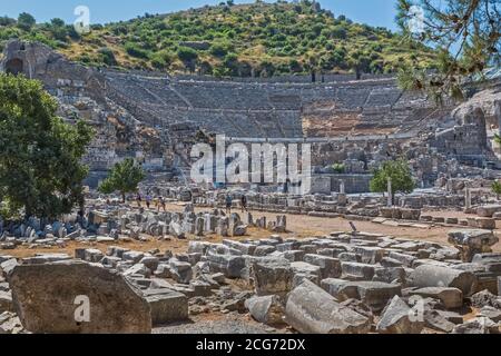Efeso, vicino a Selcuk, provincia di Smirne, Turchia. La costruzione del Grande Teatro iniziò con i Greci nel terzo secolo a.C. Esso è stato espanso dalla R Foto Stock