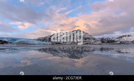 Jokulsarlon Lagoon Reflections, Vatnajokull Glacier National Park, Islanda Foto Stock