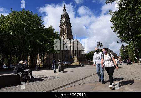 Bolton, Lancashire, 9 settembre 2020. Oggi la popolazione di Bolton si trova ad affrontare il primo giorno di un nuovo blocco più severo. I pub, i bar e i ristoranti sono autorizzati a servire solo un servizio di take away, mentre non è consentito incontrare nessuno al di fuori della vostra famiglia. Le persone in maschere camminano oltre il Municipio di Bolton su Victoria Square. Credit: Paul Heyes/Alamy Live News Foto Stock