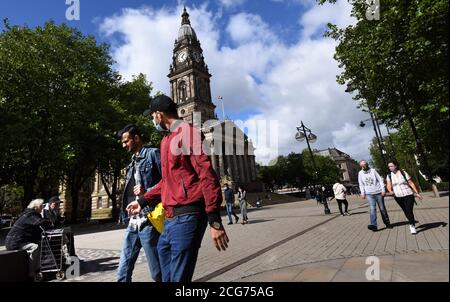 Bolton, Lancashire, 9 settembre 2020. Oggi la popolazione di Bolton si trova ad affrontare il primo giorno di un nuovo blocco più severo. I pub, i bar e i ristoranti sono autorizzati a servire solo un servizio di take away, mentre non è consentito incontrare nessuno al di fuori della vostra famiglia. Le persone in maschere camminano oltre il Municipio di Bolton su Victoria Square. Credit: Paul Heyes/Alamy Live News Foto Stock