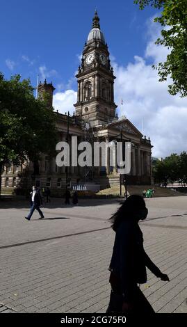 Bolton, Lancashire, 9 settembre 2020. Oggi la popolazione di Bolton si trova ad affrontare il primo giorno di un nuovo blocco più severo. I pub, i bar e i ristoranti sono autorizzati a servire solo un servizio di take away, mentre non è consentito incontrare nessuno al di fuori della vostra famiglia. Le persone in maschere camminano oltre il Municipio di Bolton su Victoria Square. Credit: Paul Heyes/Alamy Live News Foto Stock