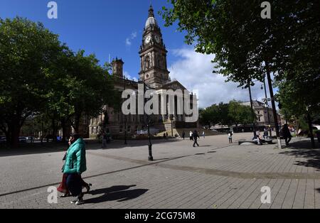 Bolton, Lancashire, 9 settembre 2020. Oggi la popolazione di Bolton si trova ad affrontare il primo giorno di un nuovo blocco più severo. I pub, i bar e i ristoranti sono autorizzati a servire solo un servizio di take away, mentre non è consentito incontrare nessuno al di fuori della vostra famiglia. Le persone in maschere camminano oltre il Municipio di Bolton su Victoria Square. Credit: Paul Heyes/Alamy Live News Foto Stock