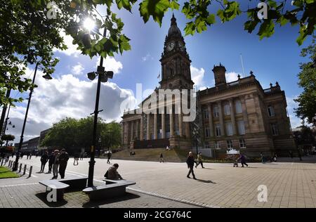 Bolton, Lancashire, 9 settembre 2020. Oggi la popolazione di Bolton si trova ad affrontare il primo giorno di un nuovo blocco più severo. I pub, i bar e i ristoranti sono autorizzati a servire solo un servizio di take away, mentre non è consentito incontrare nessuno al di fuori della vostra famiglia. Le persone in maschere camminano oltre il Municipio di Bolton su Victoria Square. Credit: Paul Heyes/Alamy Live News Foto Stock
