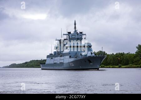 Frigate Sachsen-Anhalt (F 224) Della Marina tedesca sul canale di Kiel Foto Stock