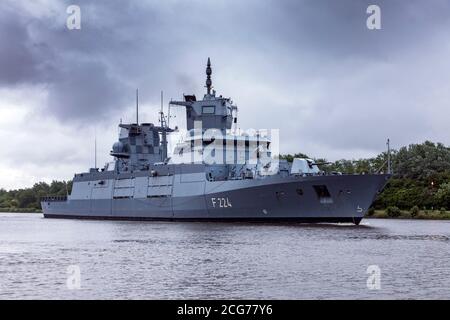 Frigate Sachsen-Anhalt (F 224) Della Marina tedesca sul canale di Kiel Foto Stock