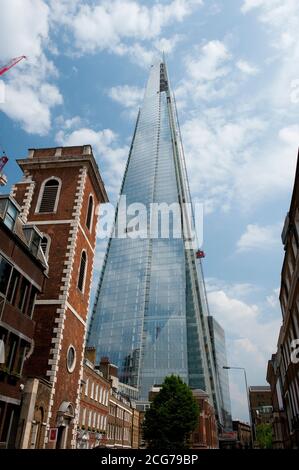 The Shard con l'Old Operating Theatre Museum in primo piano nella città di Londra, Inghilterra. Foto Stock