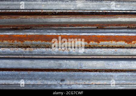 Strisce metalliche arrugginite e sporche per lo sfondo Foto Stock