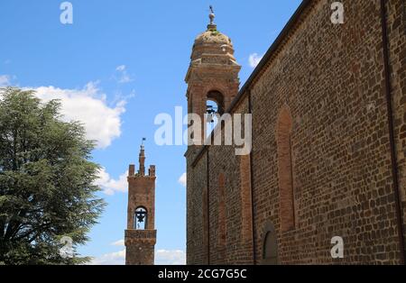 I campanili nel villaggio di Montalcino in Toscana Foto Stock