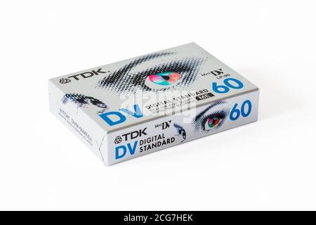 Una videocassetta TDK da 60 minuti in miniatura DV non aperta nel suo involucro originale, isolata su sfondo bianco Foto Stock