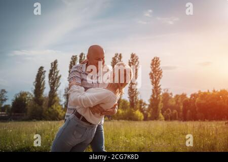 felice coppia senior hanno incontri romantici e danza al sole giorno all'aperto Foto Stock