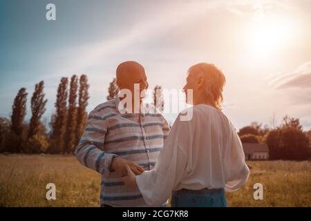 felice coppia senior dating, abbracciando e baciando all'aperto al tramonto Foto Stock