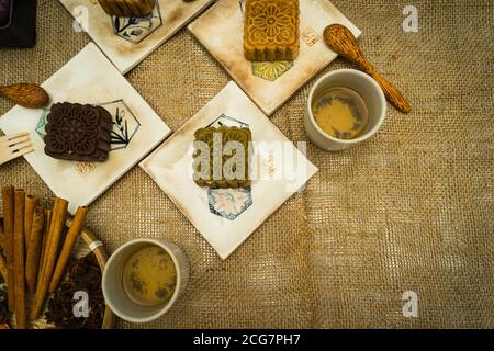 Piatto Lay metà autunno festival cibo colorato e bevande su sfondo burlap. Viaggi. Vacanza, concetto di cibo Foto Stock