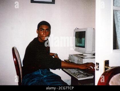 SOLO PER USO EDITORIALE : non datata Collect photo di Feroz Abbasi, 22, pubblicato il 25 febbraio 2002. Abbasi, un sospettato talebano britannico detenuto senza processo dagli americani, stava imparando se avesse vinto la sua sfida legale alla Corte d'appello. * Feroz Abbasi, uno dei sette cittadini britannici detenuto presso la base militare americana nella baia di Guantanamo, Cuba, sostiene che il rifiuto del governo britannico di intervenire facendo rappresentanze diplomatiche negli Stati Uniti è illegale. Nicholas Blake QC, che rappresentava Abbasi in un'audizione di settembre, ha raccontato una giuria composta da tre giudici guidati dal Maestro del Rol Foto Stock