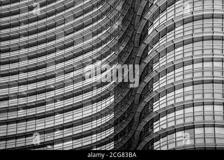 Milano/Italia - 14 luglio 2016: Dettaglio della moderna torre di vetro UniCredit nel nuovo quartiere direzionale di porta Nuova, il grattacielo più alto d'Italia Foto Stock