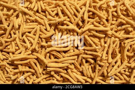 Sfondo Ratlami Sev. Popolare spuntino Gujarati. Ratlami Masala Sev. Vista dall'alto. Spuntino indiano di strada. Foto Stock