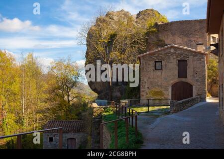 La Rocca di Pelancà, Catalogna, Spagna - Novembre 2017: Vista di una delle strade del centro storico di Rocca di Pelancà Foto Stock