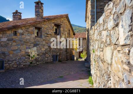 La Rocca di Pelancà, Catalogna, Spagna - Novembre 2017: Vista di una delle strade del centro storico di Rocca di Pelancà Foto Stock