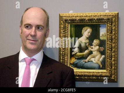 La "Madonna dei Pink" di Raffaello, è svelata dal direttore della National Gallery Charles Saumarez Smith, a Londra, dopo che il capolavoro è stato venduto alla galleria per 22 milioni dal Duca di Northumberland, a seguito di una lunga campagna per mantenerlo nel Regno Unito. Il museo si è impegnato per 18 mesi a mantenere il piccolo dipinto di Raffaello, poiché il suo proprietario, il Duca di Northumberland, aveva accettato di vendere il lavoro al J Paul Getty Museum di Los Angeles, prima del Dipartimento della Cultura, Media & sport ha bloccato un divieto di esportazione delle opere d'arte all'estero. Foto Stock