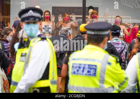 Londra, Regno Unito. 09 settembre 2020. Londra, Regno Unito. I membri del gruppo della campagna ambientale Extinction Rebellion organizzano una protesta all'interno di una vetrina per protestare contro l'industria della moda in H&M a Oxford Street nel centro di Londra. Photo credit: Ioannis Alexopoulos/Alamy Live News Foto Stock
