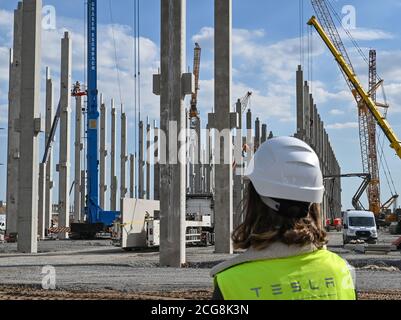 09 settembre 2020, Brandeburgo, Grünheide: Colonne in cemento e le prime pareti esterne per la fabbrica di vernici sono visibili sul sito di costruzione del Gigafactory di Tesla. Lo stesso giorno si è fatto un tour per i giornalisti attraverso il cantiere ad est di Berlino. A partire da luglio 2021, un massimo di 500,000 veicoli all'anno devono essere disassati dalla linea di assemblaggio in fabbrica - e secondo i piani del costruttore, il massimo dovrebbe essere raggiunto il più rapidamente possibile. Il produttore americano di auto elettriche si aspetta che fino a 10,500 dipendenti lavorino a turni per il suo primo stabilimento in Europa. Foto: Patrick Pleul/dpa-Z Foto Stock