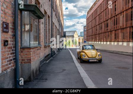 Garvaregatan è una vecchia strada nel paesaggio industriale di Norrkoping. Gli edifici della fabbrica sono stati ristrutturati in condomini. Foto Stock