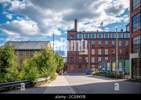 Garvaregatan è una vecchia strada nel paesaggio industriale di Norrkoping. Gli edifici della fabbrica sono stati ristrutturati in condomini. Foto Stock