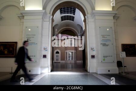 Un modello in scala di una casa semi-indipendente dell'artista Michael Landy in mostra nel Tate Britain, Londra. La casa è una replica delle dimensioni reali della casa dei genitori del signor Landy in Essex. Foto Stock