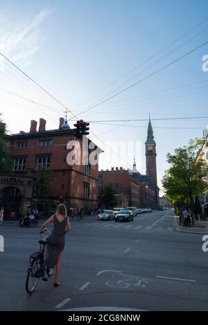 Copenhagen, Danimarca - 26 agosto 2019: Strada con le persone in bicicletta e a piedi con il municipio sullo sfondo a Copenhagen, Danimarca Foto Stock